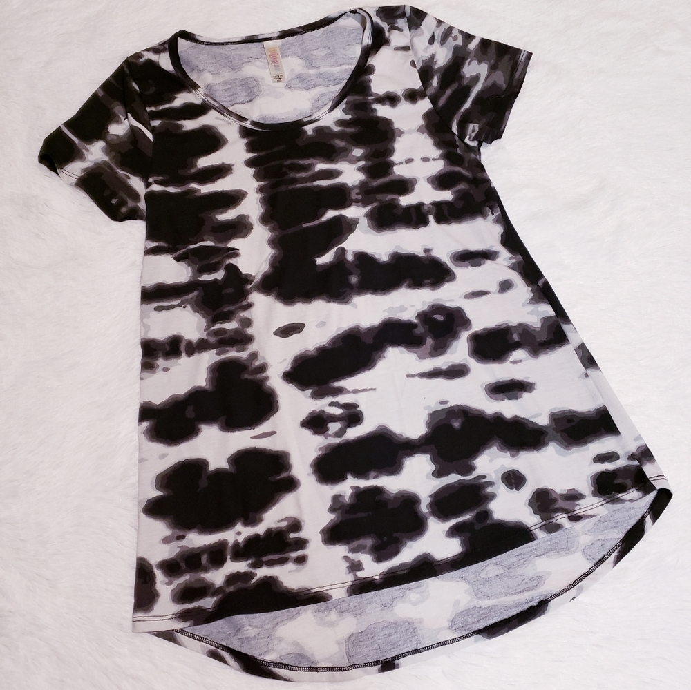 NWOT Lularoe Classic Tee